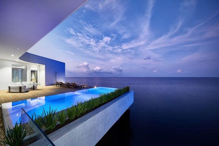 Hotel dengan Lantai Transparan di Atas Laut
