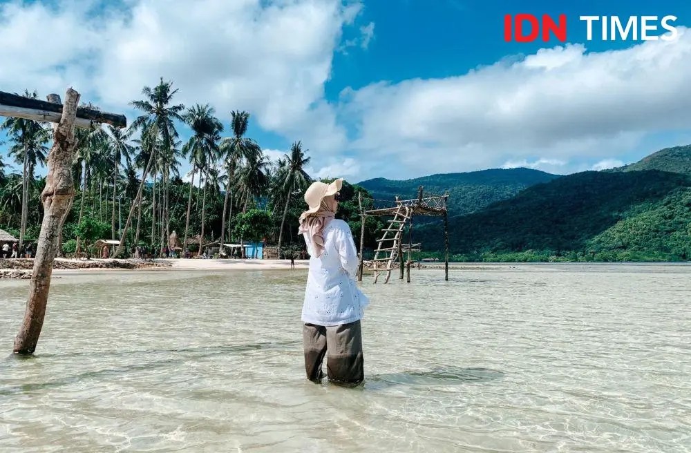3 Jenis Pakaian Wajib Kamu Bawa saat Liburan di Musim Hujan | IDN Times ... Tips Liburan ke Pantai Saat Musim Liburan