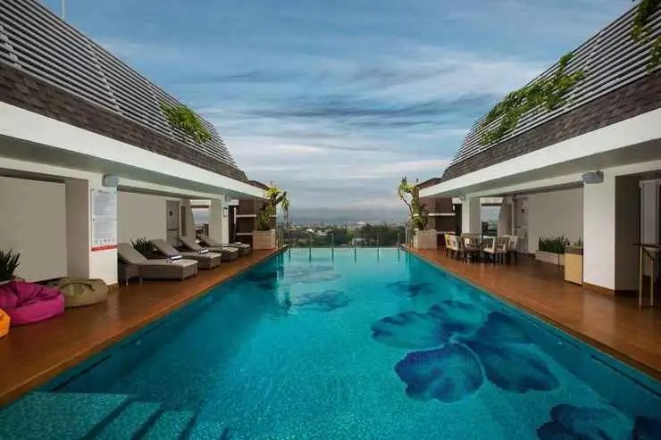 Hotel dengan Rooftop Pool Terbesar Resmi Dibuka